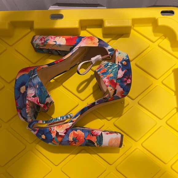 Multicolored floral open toe heels - Picture 4 of 5